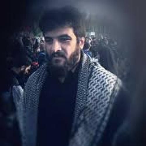 حسین عینی فرد ابرو بر ابرو تکیه کرده