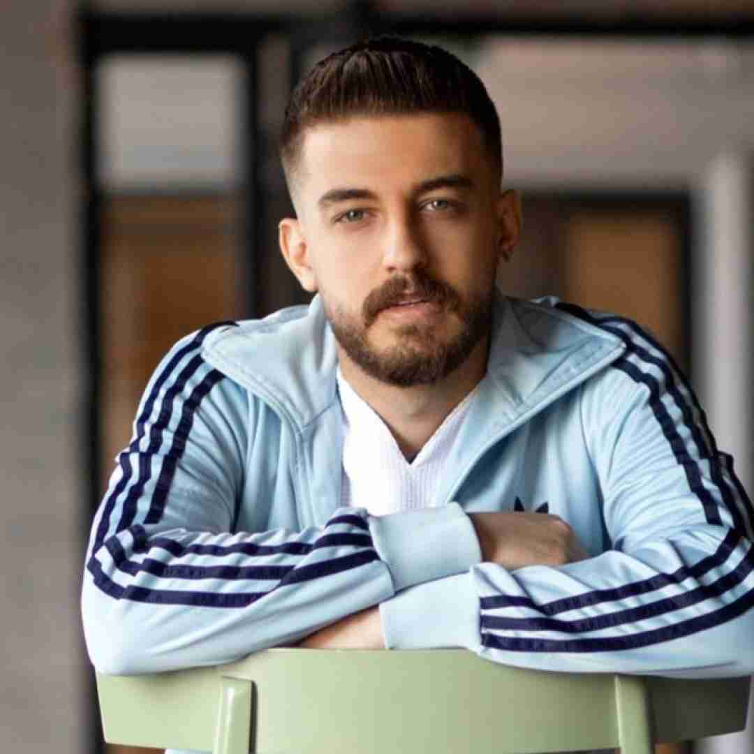 آبراهام هنوز لایک میشه پستام با پیج فیکت هنوزم حسرتمو
