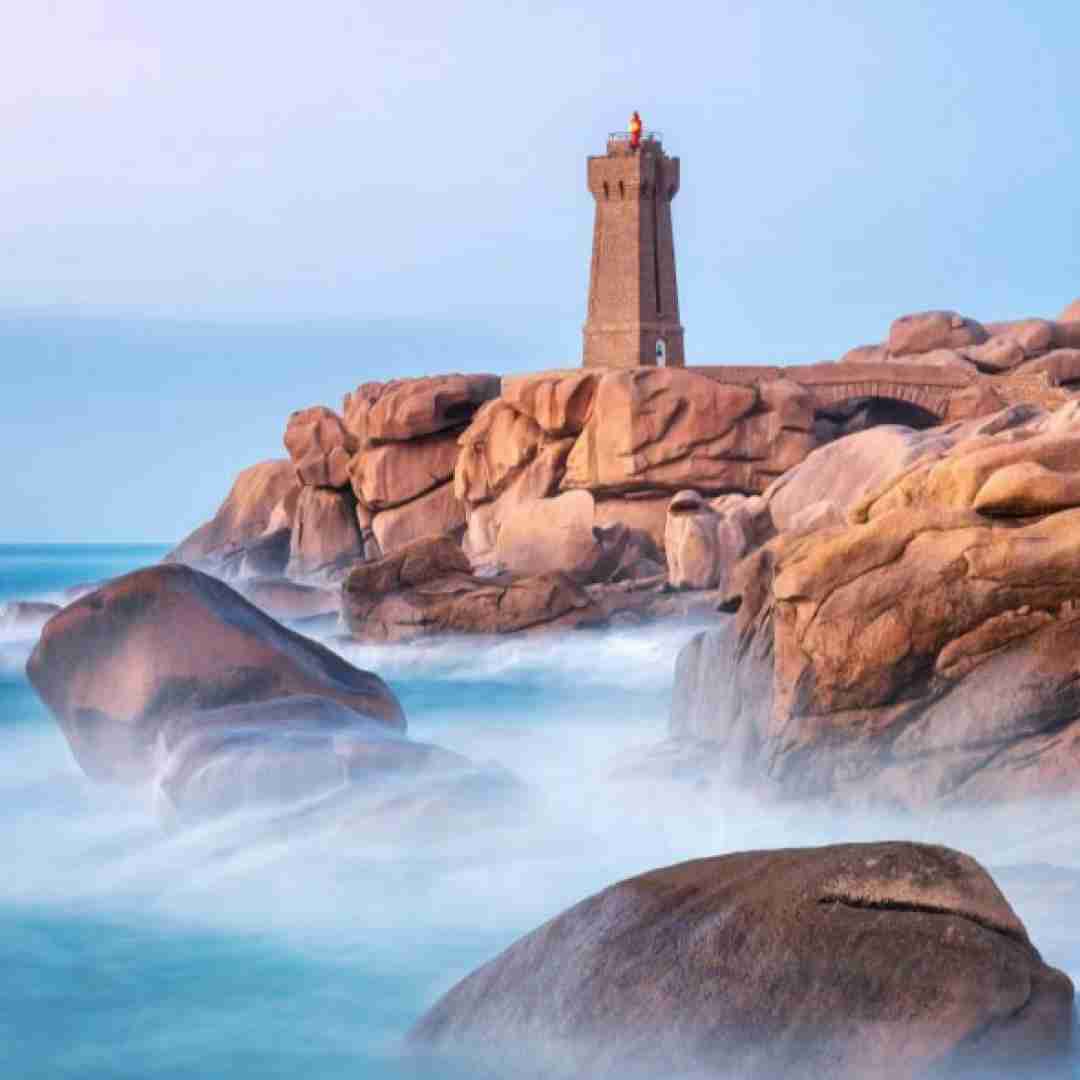 عشقم کجا رفت منو افسردگیم یاد بچگیم سرخوردگیم