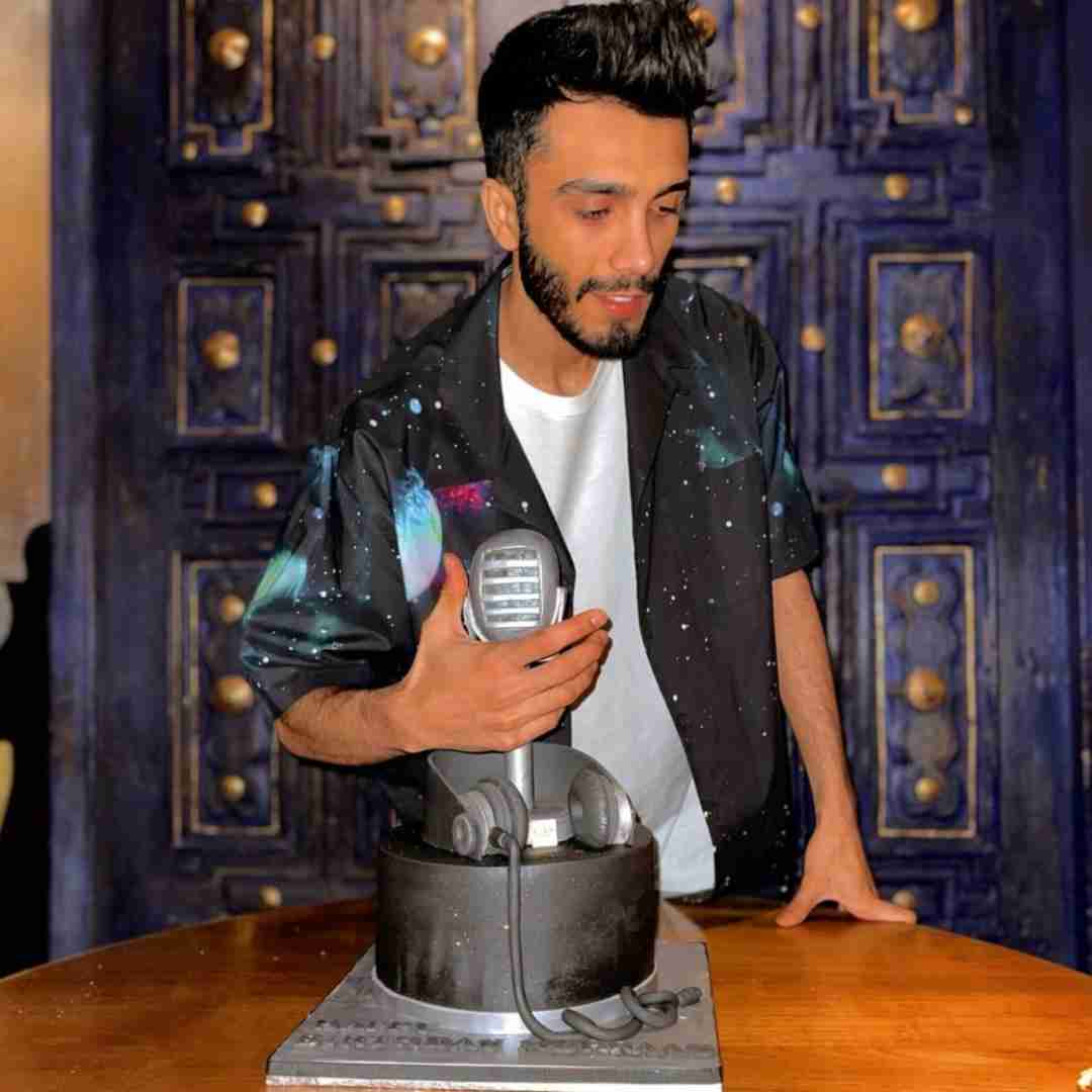 مهراد جم اگه میشه تو خودت کنارم باش بزار به همه بگم