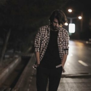دانلود آهنگ کجا روم که مقصدم تویی و من مسافرم از حمیدرضا خواجه