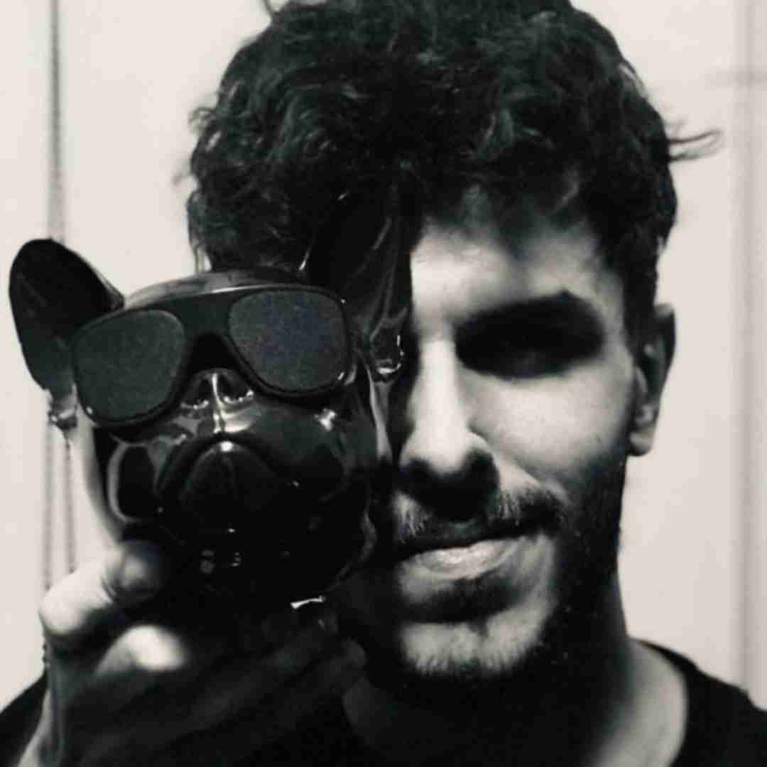مهریار هی سرتو ننداز پایین تو چشام زل بزن