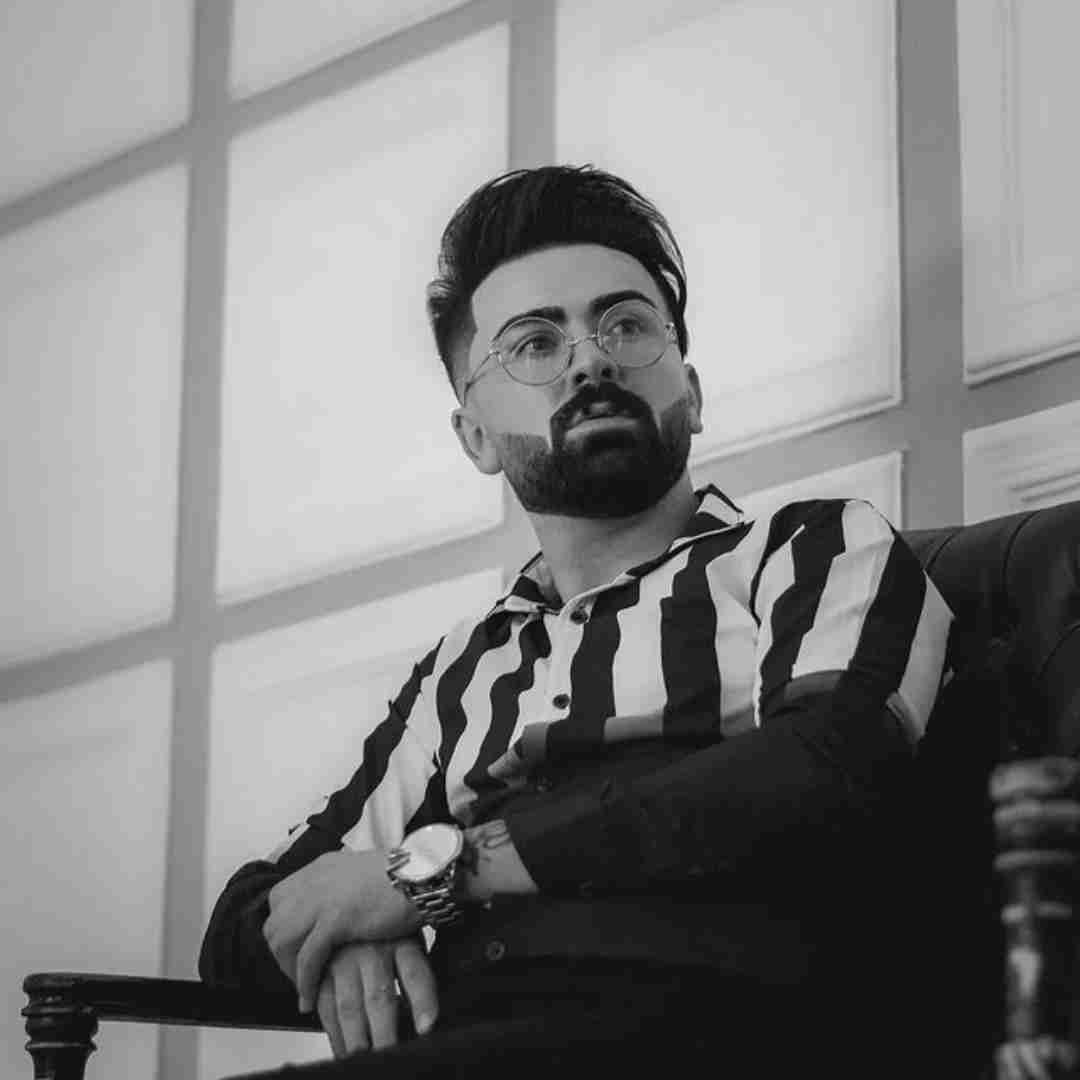 برسام تو چشامی خب اعلی حضرت تو خدامی و منم بندت