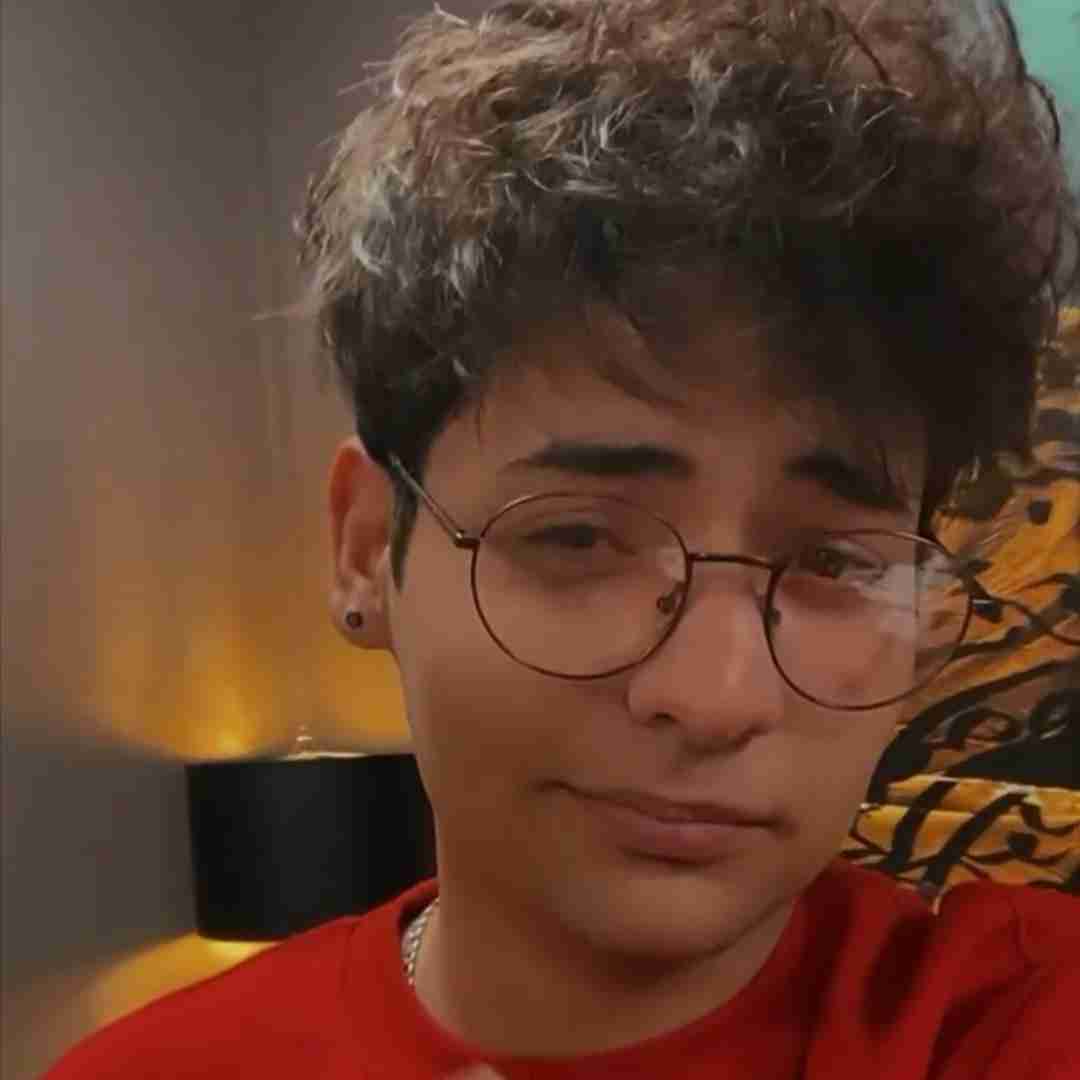 عرفان ابرا بوی موتو میکنم هوس چشات مثل شیشه تیزه لبش