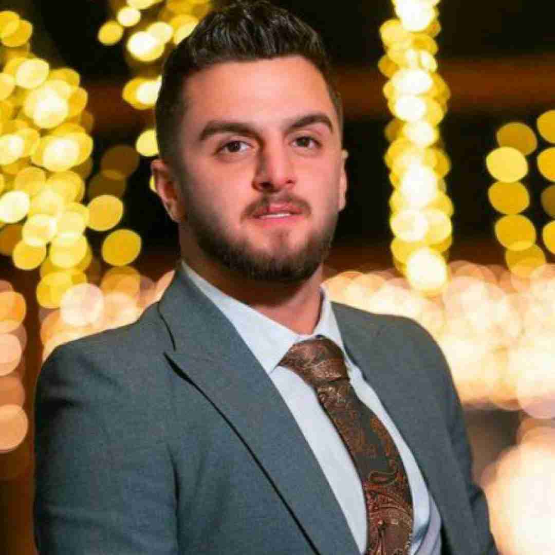 ابوالفضل متو چشمون سیاه ره فرفری موها ره