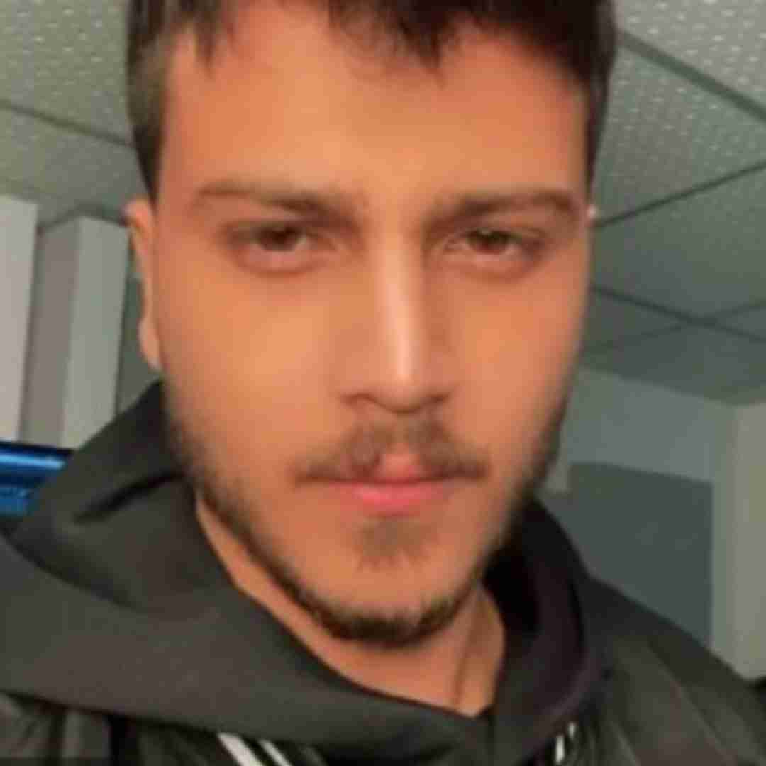 یونا اره فرق داری تو با همه یه شکل دیگست اون خندیدنت
