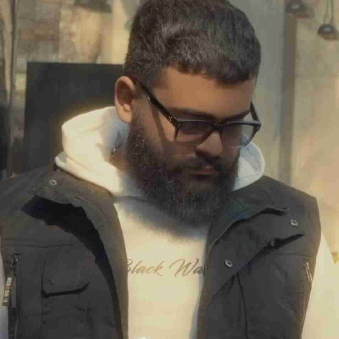 علیراد فقط کردی هیکل بزرگ اونم چشماش نمیدید