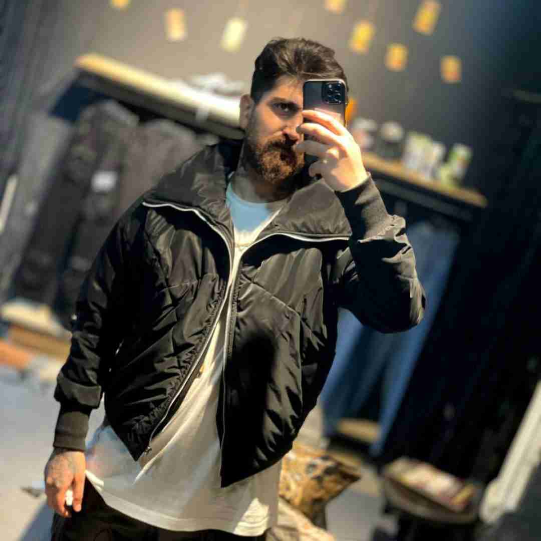 ماهان خادمی زیبای ابرو مشکی پیر وومه پای تو