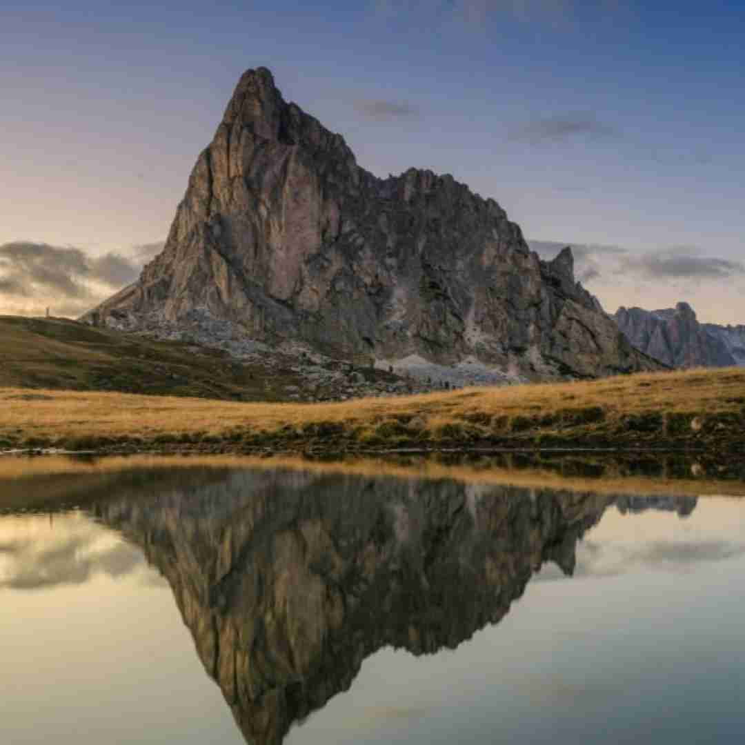  ولی از عشق اون چیزی نمیدونست همش هم تظاهر بود