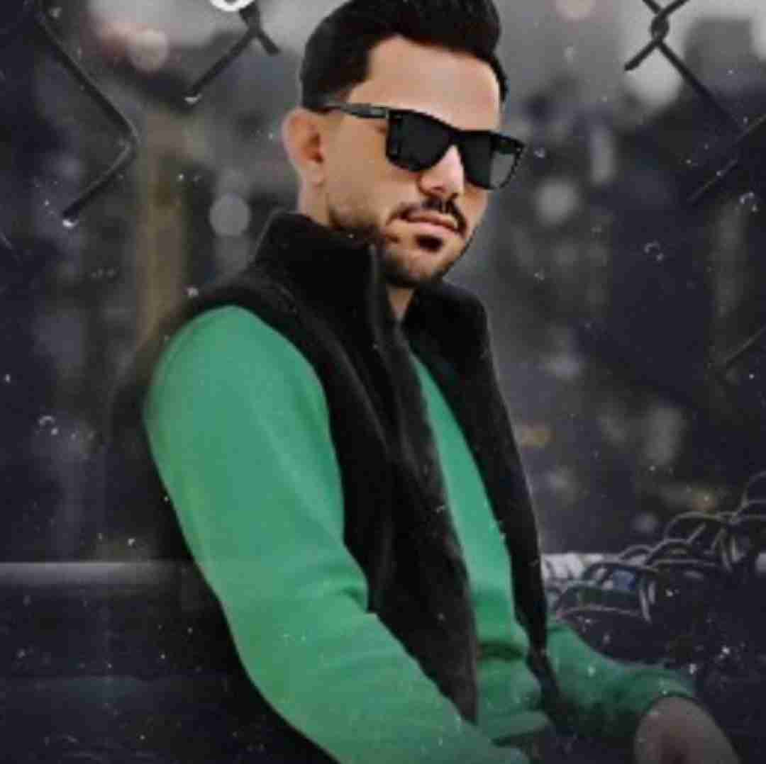پیام عباسی یه اتاق تم تاریک وناو ای چهار دیواری