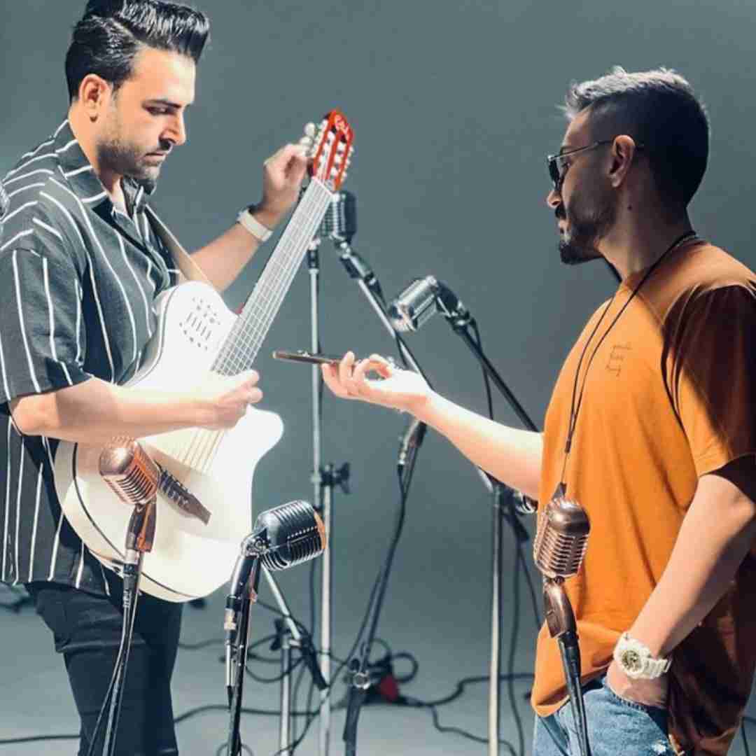 پازل بند میخندی مصنوعی تو عکسا خیلی وقتا