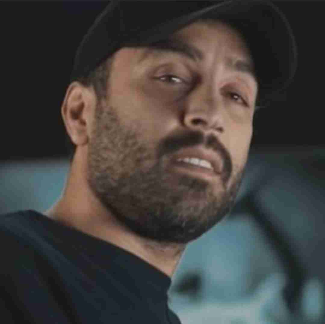 احمد سلو میزنه بارون رو تن شیشه انگار رو قلبم میزنه تیشه