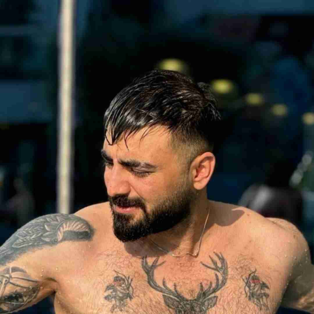 رامین تجنگی عکس گل چسبوندم به دیوار اتاقم